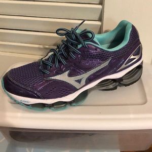 Mizunos wave viper sneakers. Worn once.